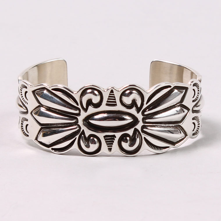 INDIAN JEWELRY (インディアンジュエリー) STAMPED BANGLE - STACY GISHAL - SILVER